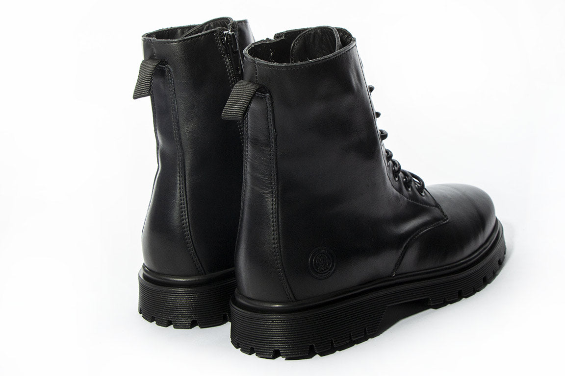 Bota Preta c/ fecho e cordões Hupa