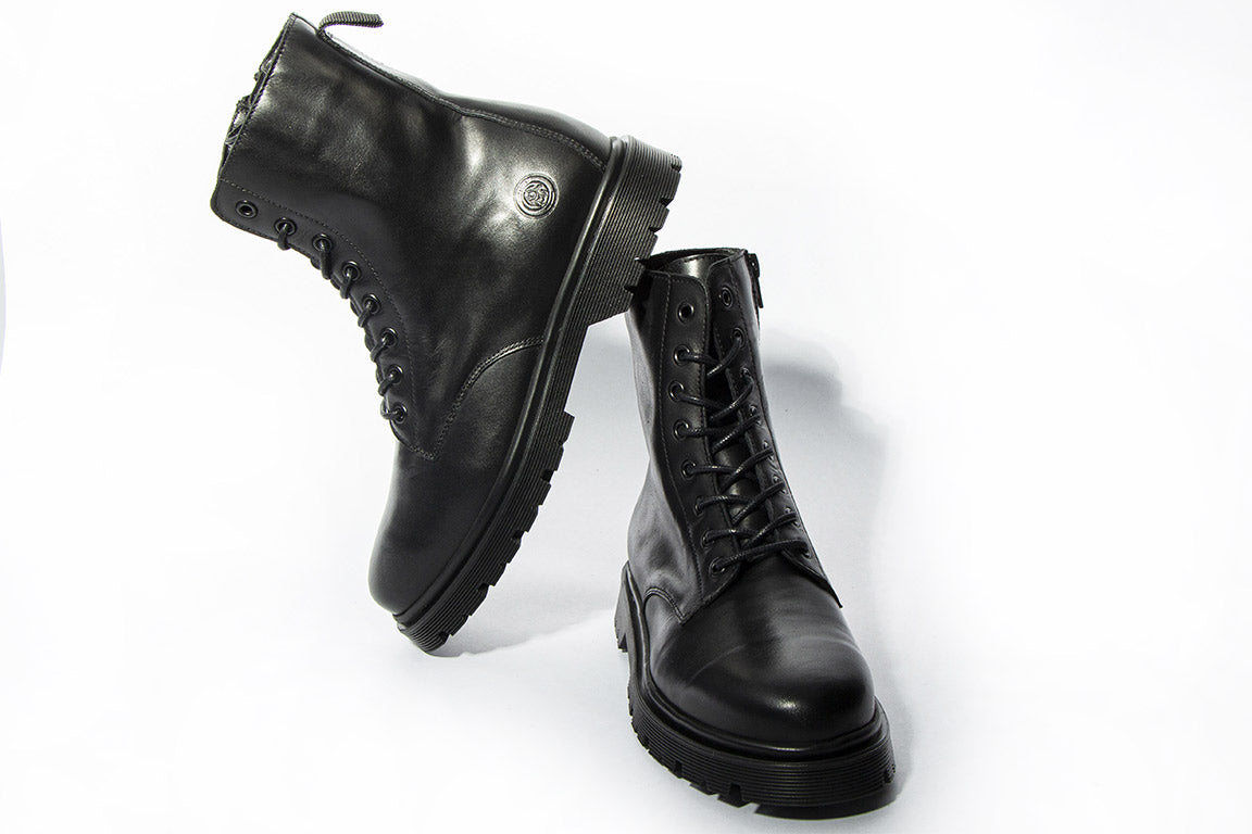 Bota Preta c/ fecho e cordões Hupa